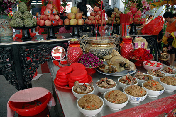 Altar for worshiping Zhinu - Qixi Festival Traditions